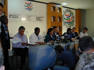 Pressekonferenz der New Issues-Gegner in Cancun, 11.9.03