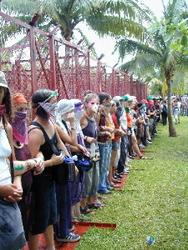 Frauenkette am Zaun in Cancun 13.9.03