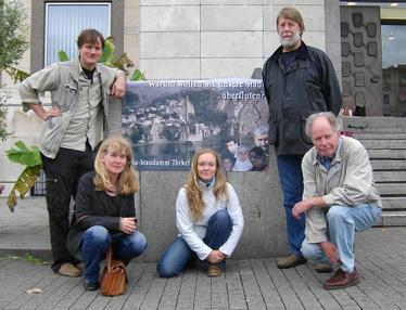 Mitglieder des Stuttgarter Wasserforums und WEEDs im Rahmen der Mahnwache vor dem Rathaus